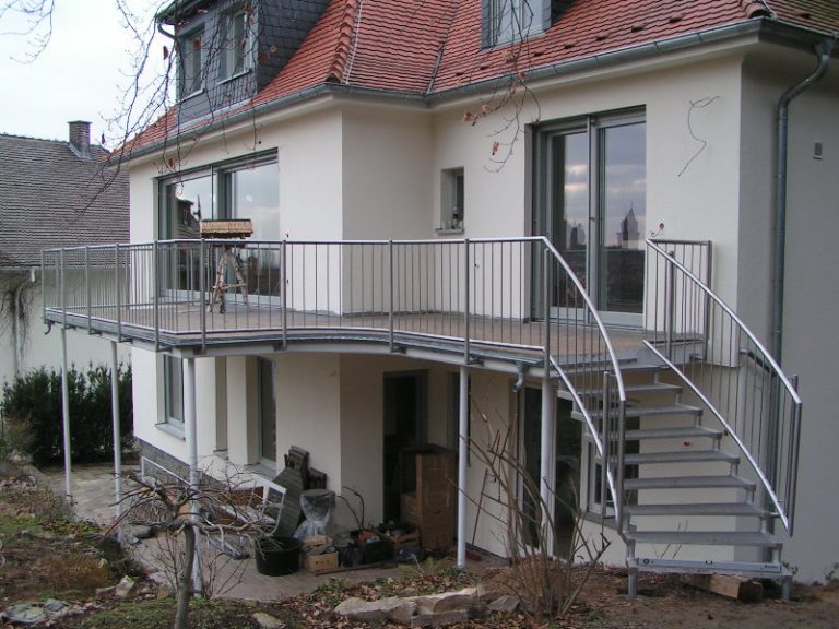 Außentreppe und Geländer, Treppe zum Balkon aus Edelstahl, gebogene Form mit Gitterroststufen