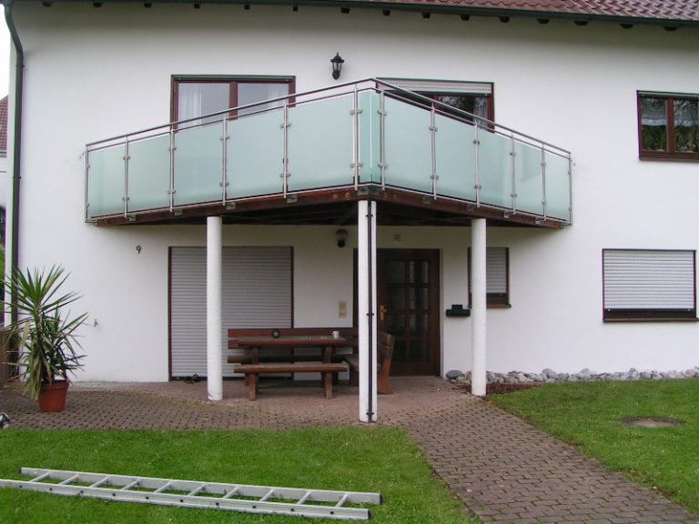 Balkongeländer aus Edelstahl mit Glasfüllung (Milchglas) Edelstahl